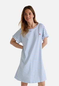 Robe en coton rayée à rayures horizontales bleues et blanches, à manches courtes, coupe décontractée, avec un petit détail en forme de cœur rouge sur la poitrine.