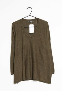 Maglione marrone a maniche lunghe con scollo a V, caratterizzato da una vestibilità ampia e una superficie textured con leggeri puntini chiari. Etichetta del prezzo attaccata.