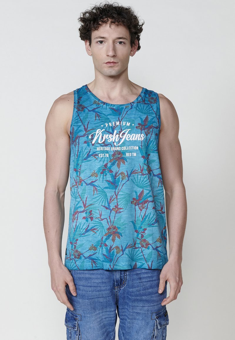 Mėlynas tank top'as su raudonu ir žaliu gėlių raštu, ant kurio yra baltos spalvos "Krsh Jeans" ženklas. Dėvimas su džinsiniais cargo šortais.