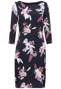 Musta polvipitkä mekko, jossa on vaaleanpunaisia ja valkoisia kukkakuoseja ja kolmanneksen pituiset hihat, sekä hienovarainen sivuruuska vyötäröllä.