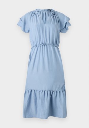 Svetlo modra bombažna obleka s kratkimi nabranimi rokavi, nabranim pasom in razširjenim robom. Ima detajl ključavnice na dekolteju.