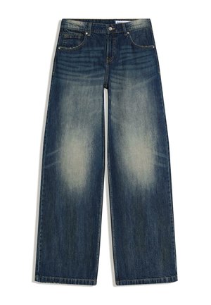 Niebieskie jeansy o szerokich nogawkach z wyblakłymi miejscami na udach, klasyczny fason z pięcioma kieszeniami i zapięciem na guziki w pasie.