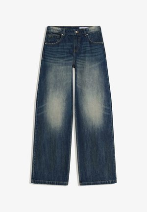 Modré džíny s širokými nohavicemi a vybledlými oblastmi na stehen, klasický pětikapsový střih a zapínání na knoflíky v pase.