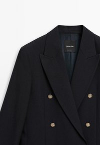 Schwarzer Doppelreiher-Blazer mit sechs goldenen Knöpfen und breiten Revers, gekennzeichnet von Massimo Dutti, hergestellt in Portugal.