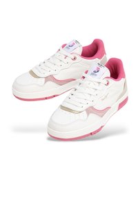 Scarpe sportive bianche con accenti rosa, dotate di una tomaia in pelle liscia, dettagli perforati, lacci piatti e colletto imbottito.