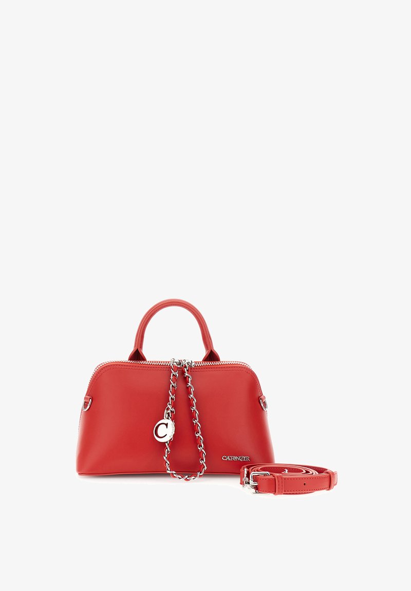 Borsa a mano rossa in pelle con forma arrotondata, chiusura a zip, manici in catena e pelle, e un branding discreto sul davanti.