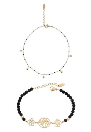 Două brățări aurii și negre: una subțire, cu lanț și mărgele aurii mici suspendate, cealaltă cu mărgele și talismane aurii florale și geometrice.