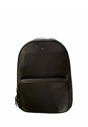 Sac à dos en cuir noir avec une poche zippée à l'avant et un petit logo métallique près du centre supérieur, présenté sur un fond blanc.