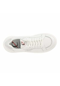 Sneaker bianco in materiale di pelle liscia, con dettagli argentati e suola in gomma texture. Presenta lacci e un logo grigio sulla linguetta.