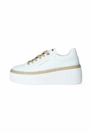Sneaker piattaforme bianche con suola intermedia in juta intrecciata, suola esterna in gomma bianca testurizzata e lacci beige. Dettaglio del logo dorato sul lato.