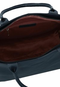 Borsa tote in pelle di colore blu navy, con un interno rosso scuro e tasca con zip. Texture liscia e manici robusti per un trasporto facile.