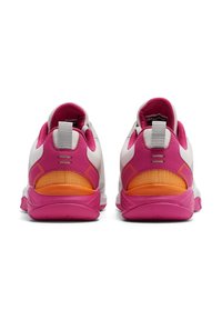 Fodtøj med hvid overdel med lyserøde detaljer, mesh-sektioner og orange hældetaljer. Tykt lyserødt sål med tekstureret grebsmønster.