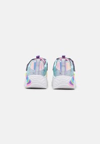 O pereche de teniși pentru copii cu coarne de unicorn în nuanțe pastelate, modele cu stele și tab-uri de culoare purpurie, prezentată din spate pe un fundal alb.