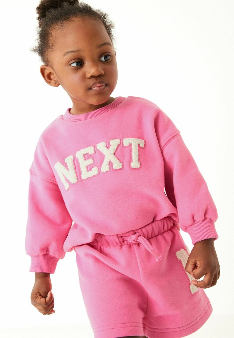 Next SWEATER AND SHORTS CO-ORD SET - Tracksuit bottoms - pink logo/pink -  Zalando.de
