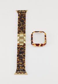 Bracelet de montre au motif écaille de tortue avec quincaillerie dorée, accompagné d'un boîtier assorti. Les deux présentent des nuances de brun et de jaune dans une finition brillante.
