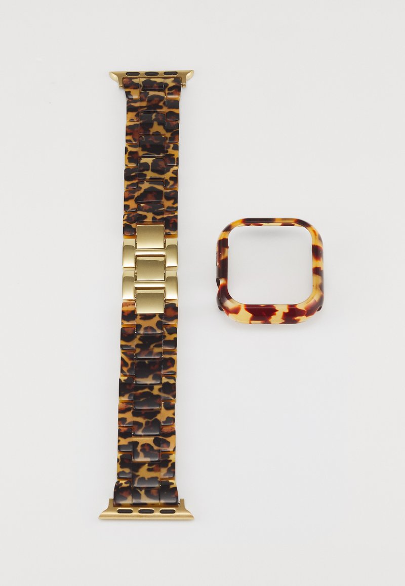 Bracelet de montre au motif écaille de tortue avec quincaillerie dorée, accompagné d'un boîtier assorti. Les deux présentent des nuances de brun et de jaune dans une finition brillante.