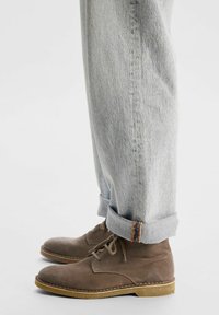 Selected Homme SLHRICCO CHUKKA - Botine cu șireturi - almondine