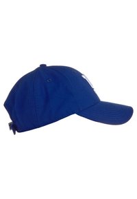 Gorra de béisbol azul fabricada con tejido y con visera curvada. Cuenta con ojales de ventilación y una correa ajustable en la parte trasera. Diseño sencillo.