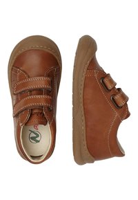 Hnědé kožené boty se dvěma suchými zipy, zaoblenou špičkou, kontrastním prošíváním, gumovou podrážkou a mírným podpatkem.