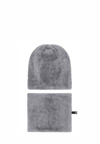 Ensemble bonnet et cache-cou en fausse fourrure grise, présentant une texture douce et duveteuse. Le bonnet a un sommet arrondi, et le cache-cou est rectangulaire.