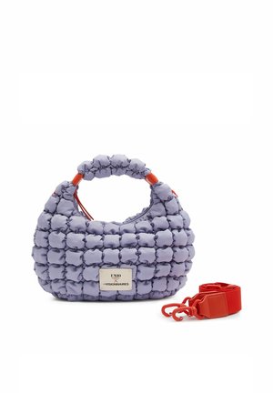 Fliederfarbene gesteppte Handtasche mit rundem Griff und einem abnehmbaren, leuchtend roten Tragegurt daneben, auf weißem Hintergrund.