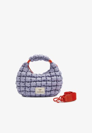 Borsa imbottita lilla con manico circolare e tracolla rimovibile rosso vivo posata accanto su sfondo bianco.