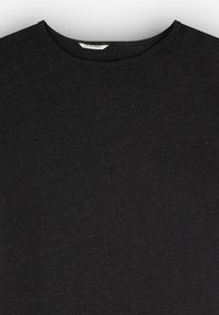 Czarny t-shirt wykonany z miękkiej bawełny, z klasycznym okrągłym dekoltem i krótkimi rękawami. Gładka tekstura bez widocznych wzorów czy akcentów.
