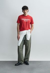 Dsquared2 COOL FIT - Nyomott mintás póló - red