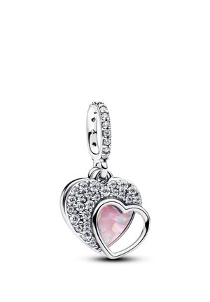 Ciondolo a forma di cuore in argento con cristalli trasparenti, caratterizzato da un cuore più piccolo in opale rosa all'interno e un anello decorato con cristalli per l'attacco.