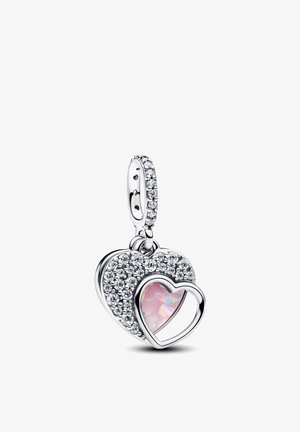 Ciondolo a forma di cuore in argento con cristalli trasparenti, caratterizzato da un cuore più piccolo in opale rosa all'interno e un anello decorato con cristalli per l'attacco.