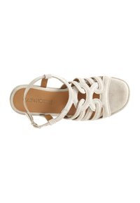 Sandalo in suede beige con molte cinture intrecciate, punta aperta, cinturino alla caviglia e suola piatta. Nome del marchio visibile sulla soletta.