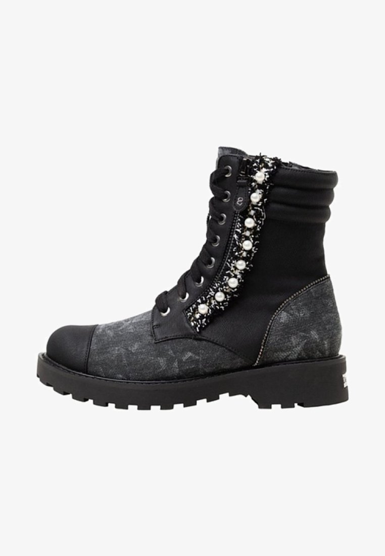 Botte de combat noire et grise avec fermeture éclair latérale, lacets, semelle épaisse, cheville rembourrée et bordure décorative en perles le long de la ligne de la fermeture éclair.