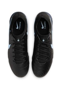 Pantofi de fotbal negri cu un superior texturat, având accente de culoare albastru deschis și șireturi tradiționale; logo-ul "NIKE TIEMPO" pe tălpile interioare.