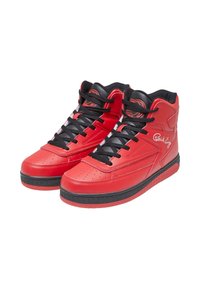 Baskets montantes rouges avec une finition en cuir lisse, lacets noirs, bout perforé et semelle noire contrastante. Présente des accents de logo blancs.