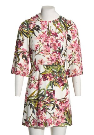 Robe blanche avec motifs floraux roses et feuilles vertes, manches trois-quarts et encolure ronde.