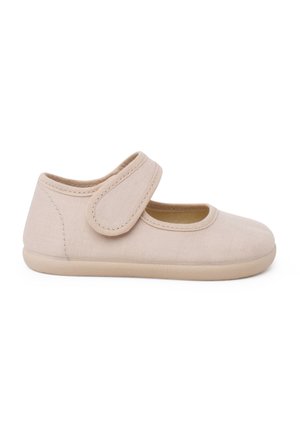 Beige textilní bota s suchým zipem, zaoblenou špičkou a měkkou podšívkou. Obsahuje flexibilní gumovou podrážku a jednoduchý prošívací detail.