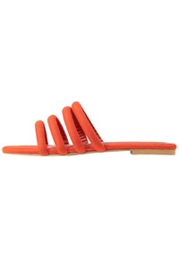 Sandalo slide in suede arancione con quattro ampie cinghie e suola piatta. Design semplice con una texture liscia, senza motivi o accenti aggiuntivi.