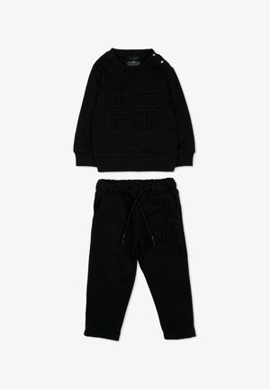 Zwarte longsleeve sweater met reliëf graphic en bijpassende zwarte joggingbroek met trekkoord in de taille en geborduurd logo op de dij.