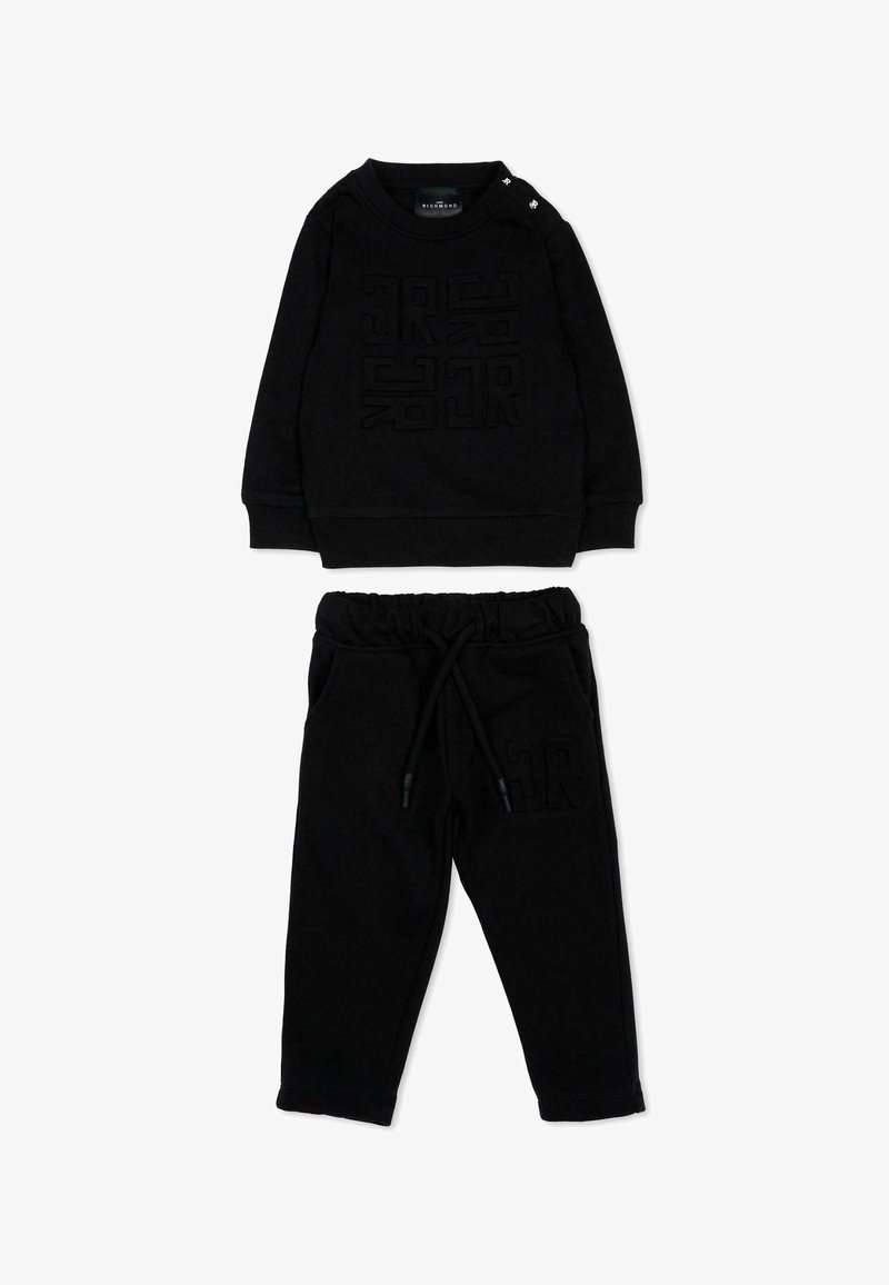Sweat-shirt noir à manches longues avec motif en relief et pantalon de jogging noir assorti avec taille à cordon et logo brodé sur la cuisse.