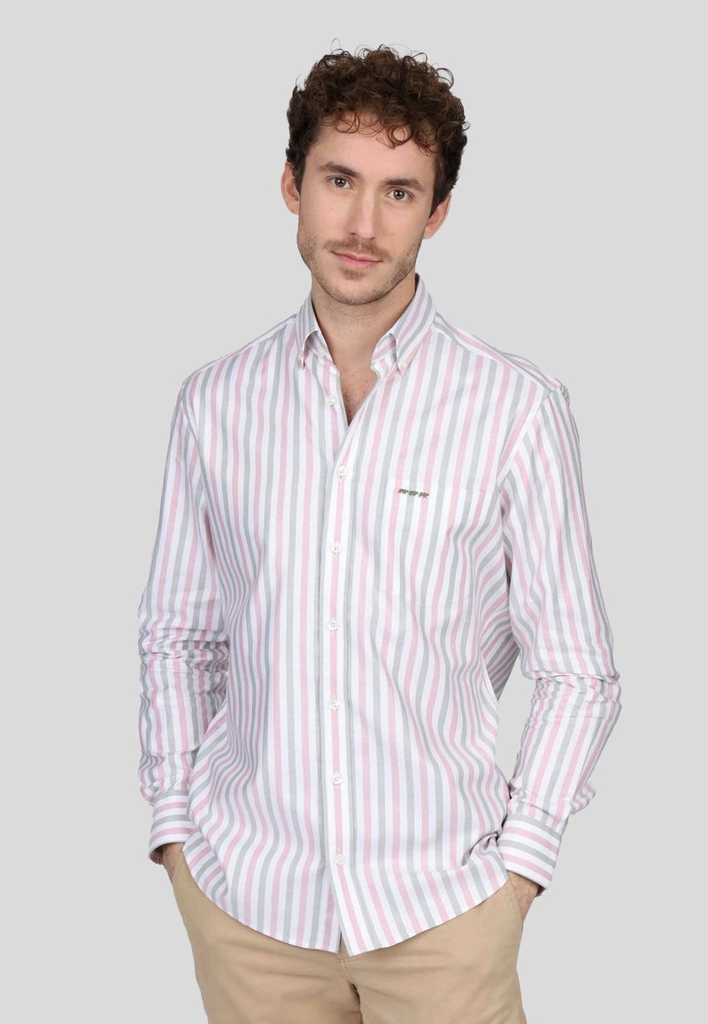 Chemise à rayures en rose, blanc et gris clair ; avec une poche poitrine et un col classique ; manches retroussées, coupe décontractée.