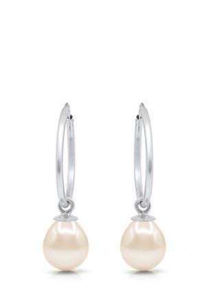 Boucles d'oreilles en argent en forme de créoles avec des perles de couleur crème en forme de goutte suspendues à chaque créole, présentées sur un fond blanc.