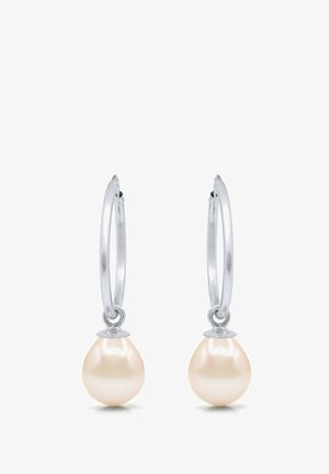 Boucles d'oreilles en argent en forme de créoles avec des perles de couleur crème en forme de goutte suspendues à chaque créole, présentées sur un fond blanc.