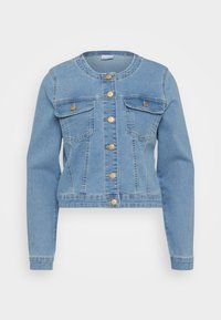 Lichtblauwe denimjacket met lange mouwen, ronde hals, sluiting met knopen aan de voorkant en twee borstzakken met klep en gouden knopen.