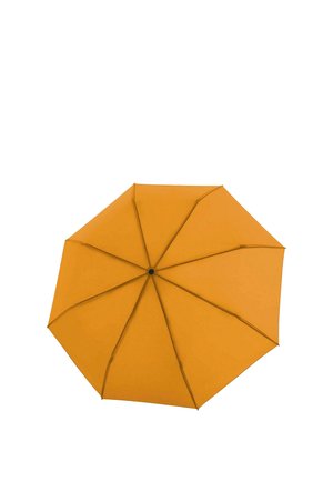Parapluie orange vif à huit panneaux vu de dessus sur fond blanc uni.