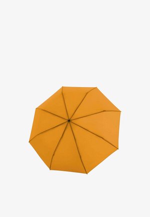 Parapluie orange vif à huit panneaux vu de dessus sur fond blanc uni.