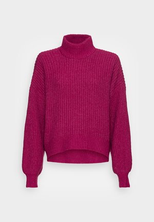 Jasně růžový pletený rolákový svetr s dlouhými rukávy a žebrovanými manžetami, lemem a límcem, zobrazený na jednobarevném pozadí.