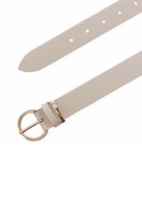 Cintura in pelle beige chiaro con una texture liscia, dotata di una fibbia rotonda in finitura dorata e molti fori per la regolazione della misura lungo la striscia.