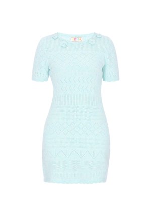 Lyseblå, strikket kortærmet kjole med diamant- og zigzag-mønstre samt tre små strikkede blomster nær halsudskæringen.