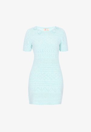 Világoskék kötött rövid ujjú ruha gyémánt- és cikkcakkmintákkal, valamint három kis kötött virággal a nyakkivágás közelében.