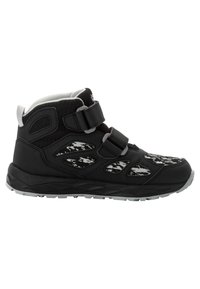 Scarpe da ginnastica nere con design a metà altezza, dotate di due cinturini in Velcro, pannelli in rete e suola testurizzata per una migliore trazione.